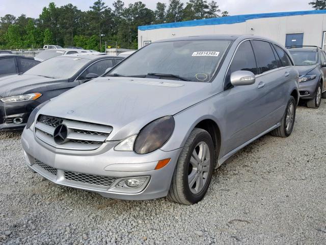 4JGCB75E56A006895 - 2006 MERCEDES-BENZ R 500 SILVER photo 2