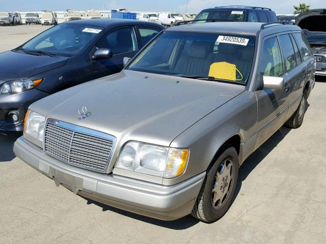 WDBEA92E2SF338532 - 1995 MERCEDES-BENZ E 320 BEIGE photo 2