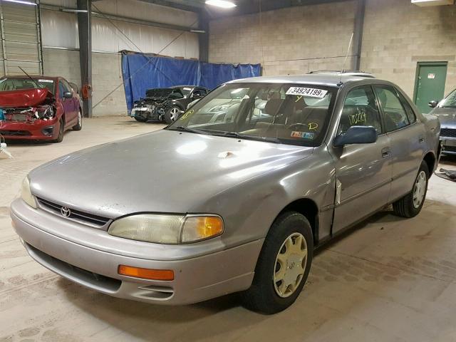 4T1BG12K8TU651264 - 1996 TOYOTA CAMRY DX SILVER photo 2