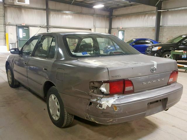 4T1BG12K8TU651264 - 1996 TOYOTA CAMRY DX SILVER photo 3