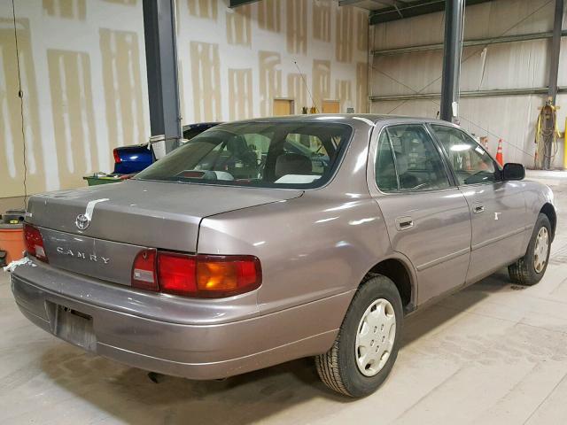 4T1BG12K8TU651264 - 1996 TOYOTA CAMRY DX SILVER photo 4