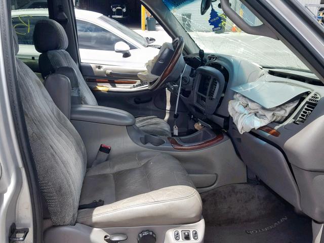 5LMRU27L9WLJ61437 - 1998 LINCOLN NAVIGATOR 银色 照片 5