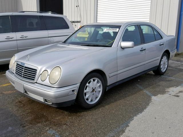 WDBJF65F0WA519845 - 1998 MERCEDES-BENZ E 320 SILVER photo 2