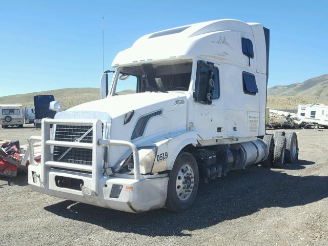 4V4NC9EJ8FN910594 - 2015 VOLVO VN VNL WHITE photo 2