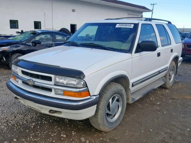 1GNDT13W9X2235999 - 1999 CHEVROLET BLAZER WHITE photo 2