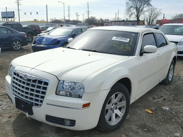 2C3LA53G27H807288 - 2007 CHRYSLER 300 TOURIN WHITE photo 2