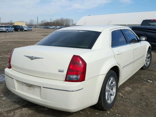 2C3LA53G27H807288 - 2007 CHRYSLER 300 TOURIN WHITE photo 4