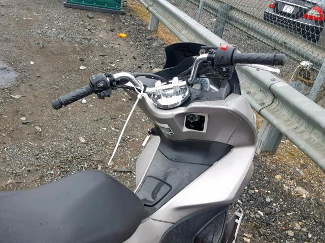 RLHKF1809GY101440 - 2016 HONDA PCX 150 GRAY photo 5