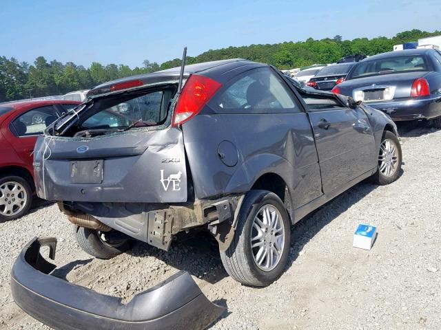 1FAFP31N66W149168 - 2006 FORD FOCUS ZX3 SILVER photo 4