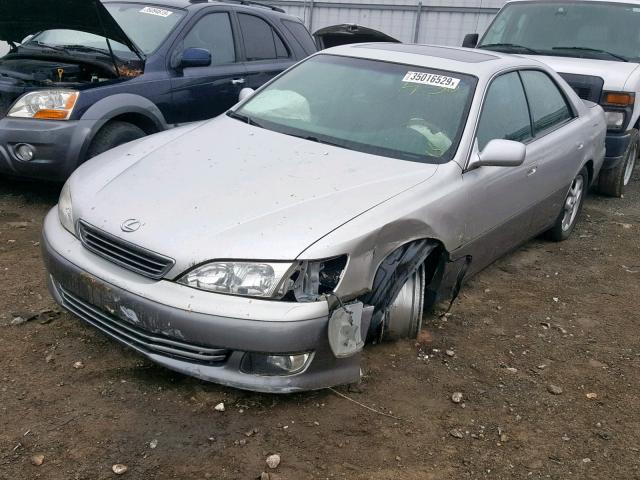 JT8BF28G815113010 - 2001 LEXUS ES 300 WHITE photo 2