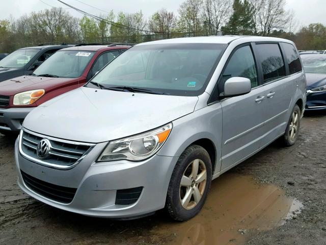 2V8HW34129R610317 - 2009 VOLKSWAGEN ROUTAN SE SILVER photo 2