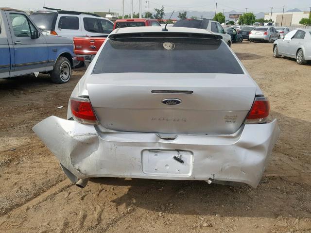 1FAHP3DN3AW107490 - 2010 FORD FOCUS SES SILVER photo 9