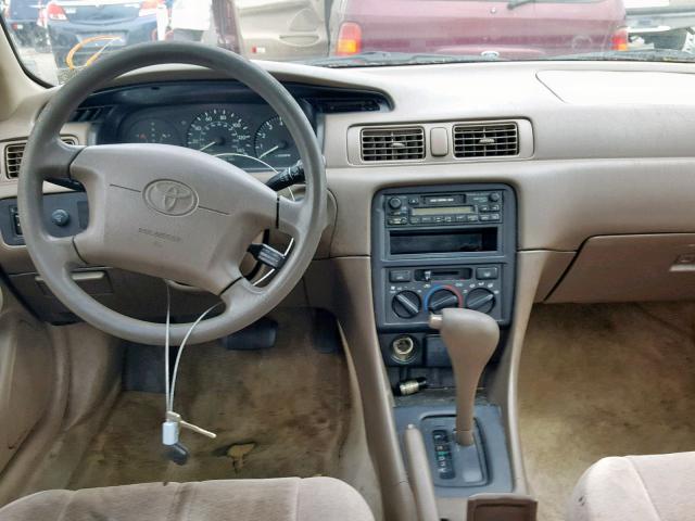 JT2BG22KXW0245940 - 1998 TOYOTA CAMRY CE GREEN photo 9