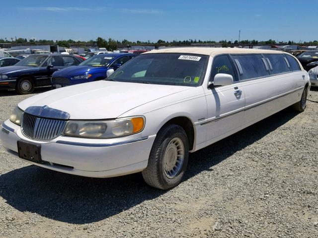 1L1FM81W31Y668388 - 2001 LINCOLN TOWN CAR E WHITE photo 2