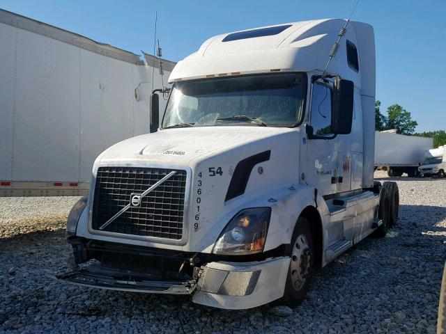 4V4NC9GH57N468997 - 2007 VOLVO VN VNL WHITE photo 2