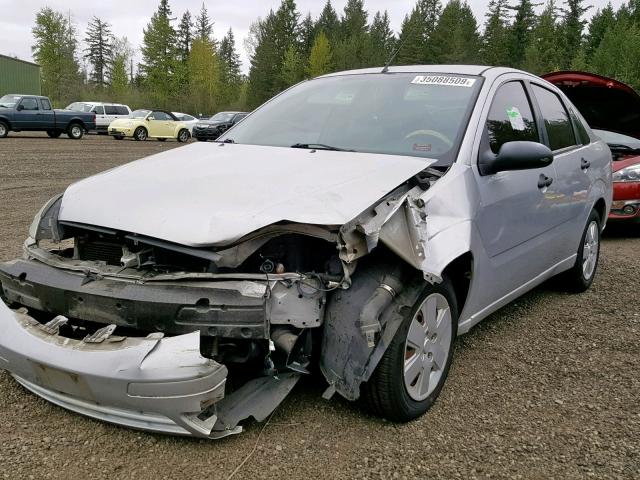 1FAFP34N86W131640 - 2006 FORD FOCUS ZX4 GRAY photo 2