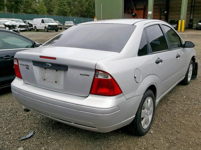 1FAFP34N86W131640 - 2006 FORD FOCUS ZX4 GRAY photo 4