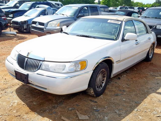 1LNHM83W41Y610827 - 2001 LINCOLN TOWN CAR C WHITE photo 2