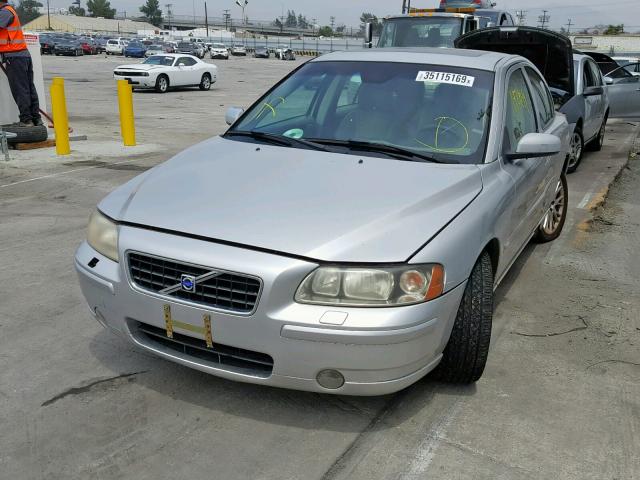 YV1RS547452453209 - 2005 VOLVO S60 T5 SILVER photo 2