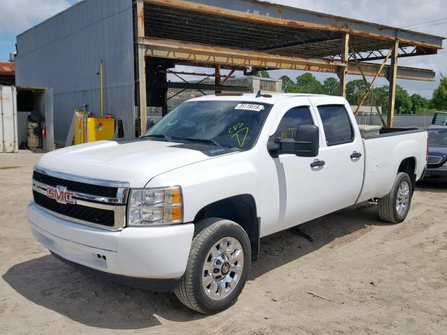 1GT120C85BF178549 - 2011 GMC SIERRA K25 WHITE photo 2