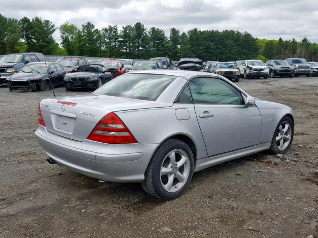 WDBKK65F81F193515 - 2001 MERCEDES-BENZ SLK 320 SILVER photo 4