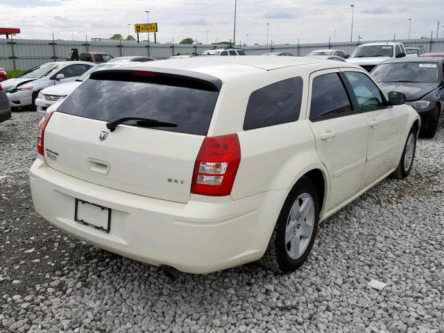 2D4FV48VX5H190544 - 2005 DODGE MAGNUM SXT WHITE photo 4