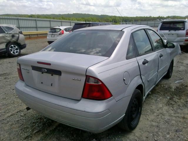 1FAFP34N16W113402 - 2006 FORD FOCUS ZX4 SILVER photo 4