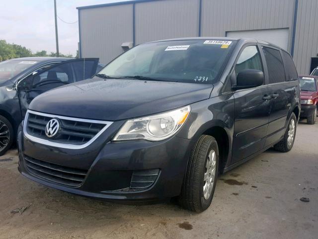 2C4RVAAG4CR120260 - 2012 VOLKSWAGEN ROUTAN S GRAY photo 2