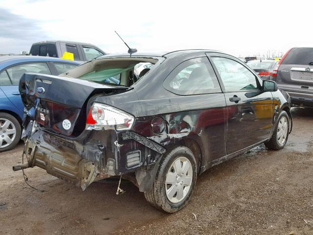 1FAHP32N68W229306 - 2008 FORD FOCUS S/SE BLACK photo 4