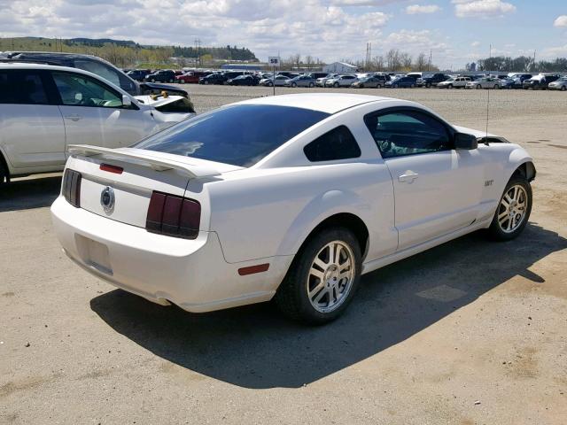 1ZVHT82H065237706 - 2006 FORD MUSTANG GT WHITE photo 4