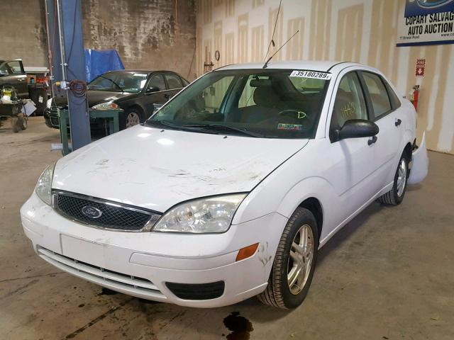 1FAFP34NX7W173244 - 2007 FORD FOCUS ZX4 WHITE photo 2