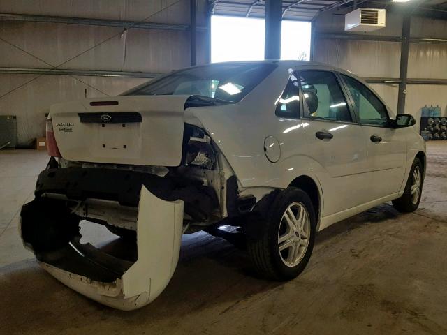 1FAFP34NX7W173244 - 2007 FORD FOCUS ZX4 WHITE photo 4