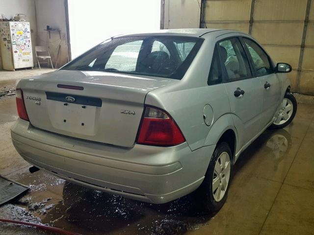 1FAHP34N36W232402 - 2006 FORD FOCUS ZX4 SILVER photo 4