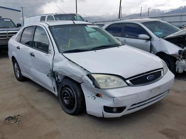 1FAFP34N25W137402 - 2005 FORD FOCUS ZX4 WHITE photo 1