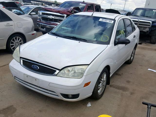 1FAFP34N25W137402 - 2005 FORD FOCUS ZX4 WHITE photo 2