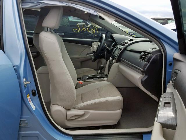 4T1BD1FKXEU105619 - 2014 TOYOTA CAMRY HYBR BLUE photo 5