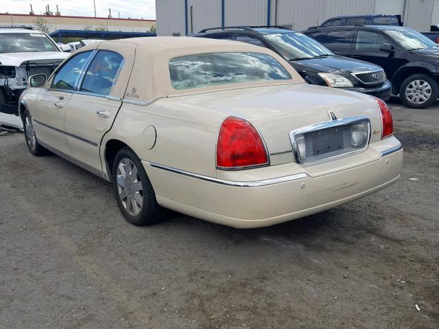 1LNHM83W03Y638501 - 2003 LINCOLN TOWN CAR C BEIGE photo 3