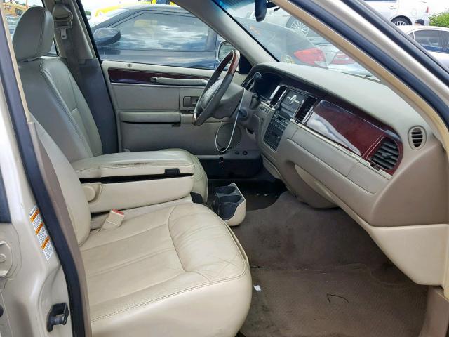 1LNHM83W03Y638501 - 2003 LINCOLN TOWN CAR C BEIGE photo 5