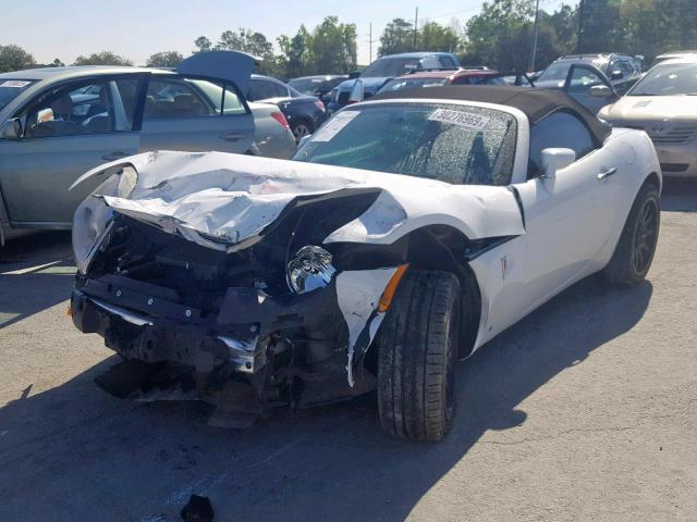 1G2MC35B78Y111070 - 2008 PONTIAC SOLSTICE WHITE photo 2