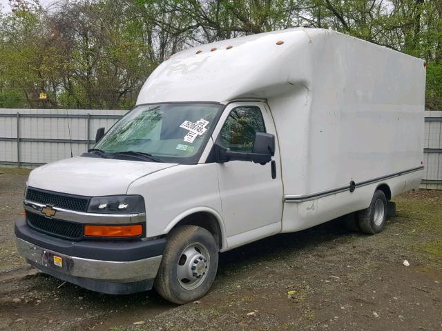 1GB3GSCGXH1351635 - 2017 CHEVROLET EXPRESS G3 WHITE photo 2