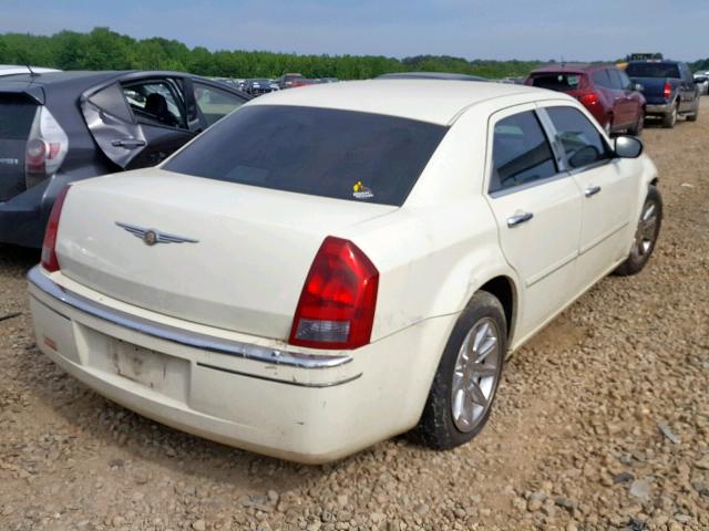 2C3JA53G85H614647 - 2005 CHRYSLER 300 TOURIN WHITE photo 4