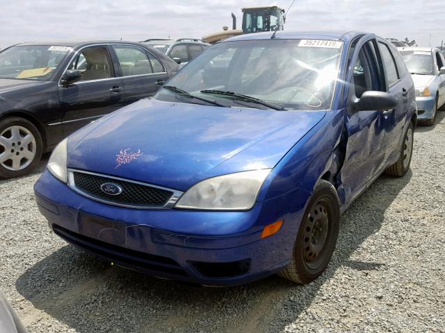 3FAFP37N65R132847 - 2005 FORD FOCUS ZX5 GRAY photo 2