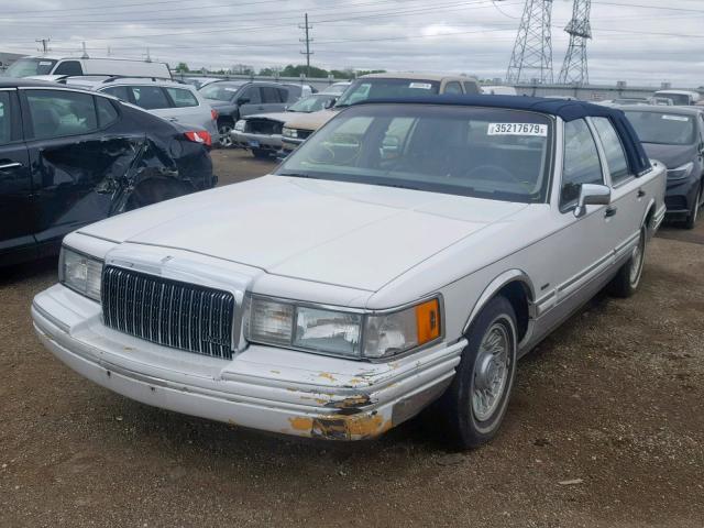 1LNLM83W9PY636763 - 1993 LINCOLN TOWN CAR C WHITE photo 2