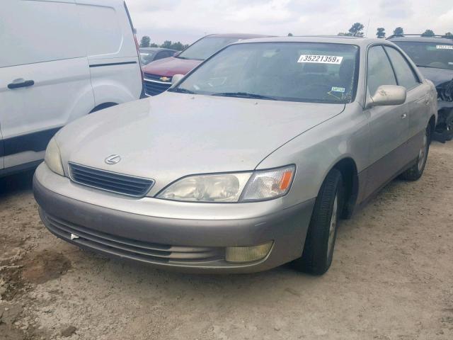 JT8BF28G7W0135813 - 1998 LEXUS ES 300 SILVER photo 2