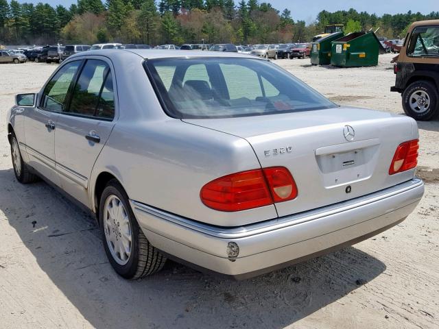 WDBJF65F7WA649539 - 1998 MERCEDES-BENZ E 320 SILVER photo 3