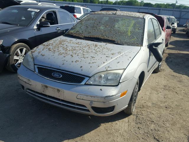 1FAFP34N75W108736 - 2005 FORD FOCUS ZX4 GRAY photo 2