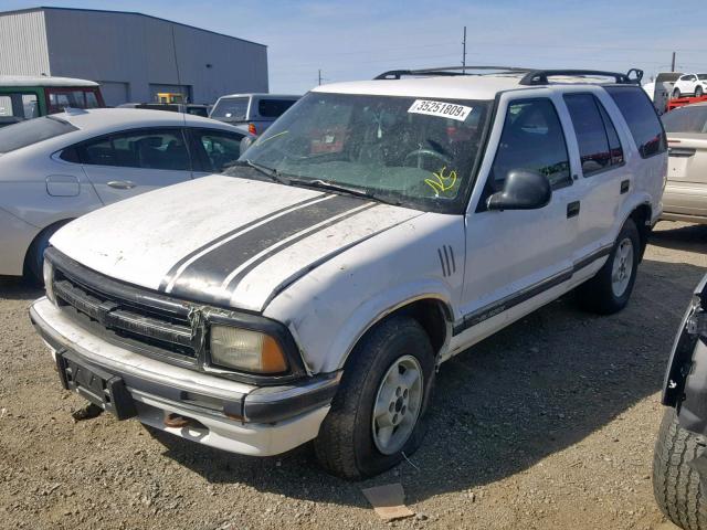 1GNDT13W2V2199215 - 1997 CHEVROLET BLAZER WHITE photo 2