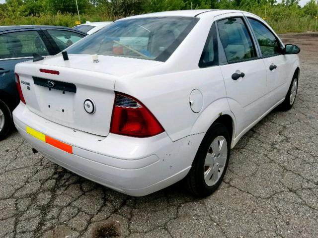 1FAHP34N97W359639 - 2007 FORD FOCUS ZX4 WHITE photo 4