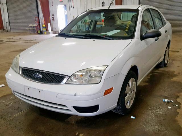 1FAHP34N57W331031 - 2007 FORD FOCUS ZX4 WHITE photo 2