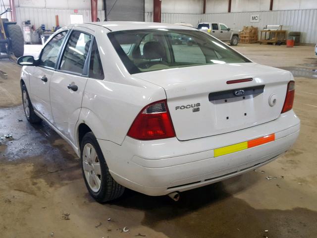 1FAHP34N57W331031 - 2007 FORD FOCUS ZX4 WHITE photo 3